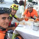 Kubica i Kevin Ceccon trenuja na rowerze